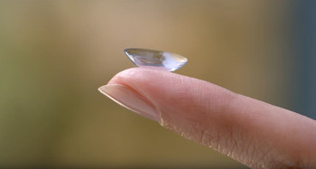kontaktlinse in einer hand